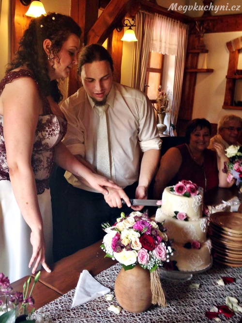 Nevěsta se ženichem rozkrajují dort