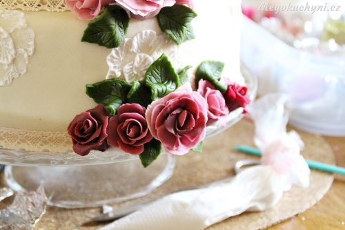 Lepení růží na dort