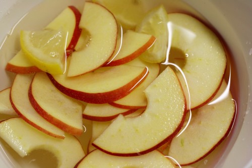 Nakrájená jablka s citrónem