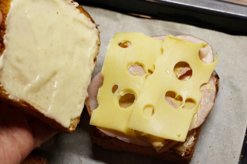 Přidání sýra a přiklopení chlebem