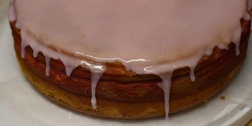 Růžová poleva na dortu