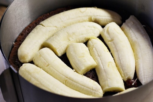 Na korpus dáme rozříznuté banány
