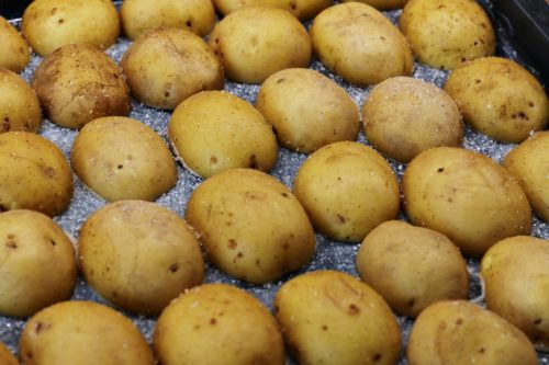 Půlky brambor před pečením