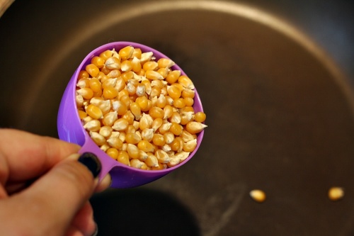 Půl hrnku popcornové kukuřice
