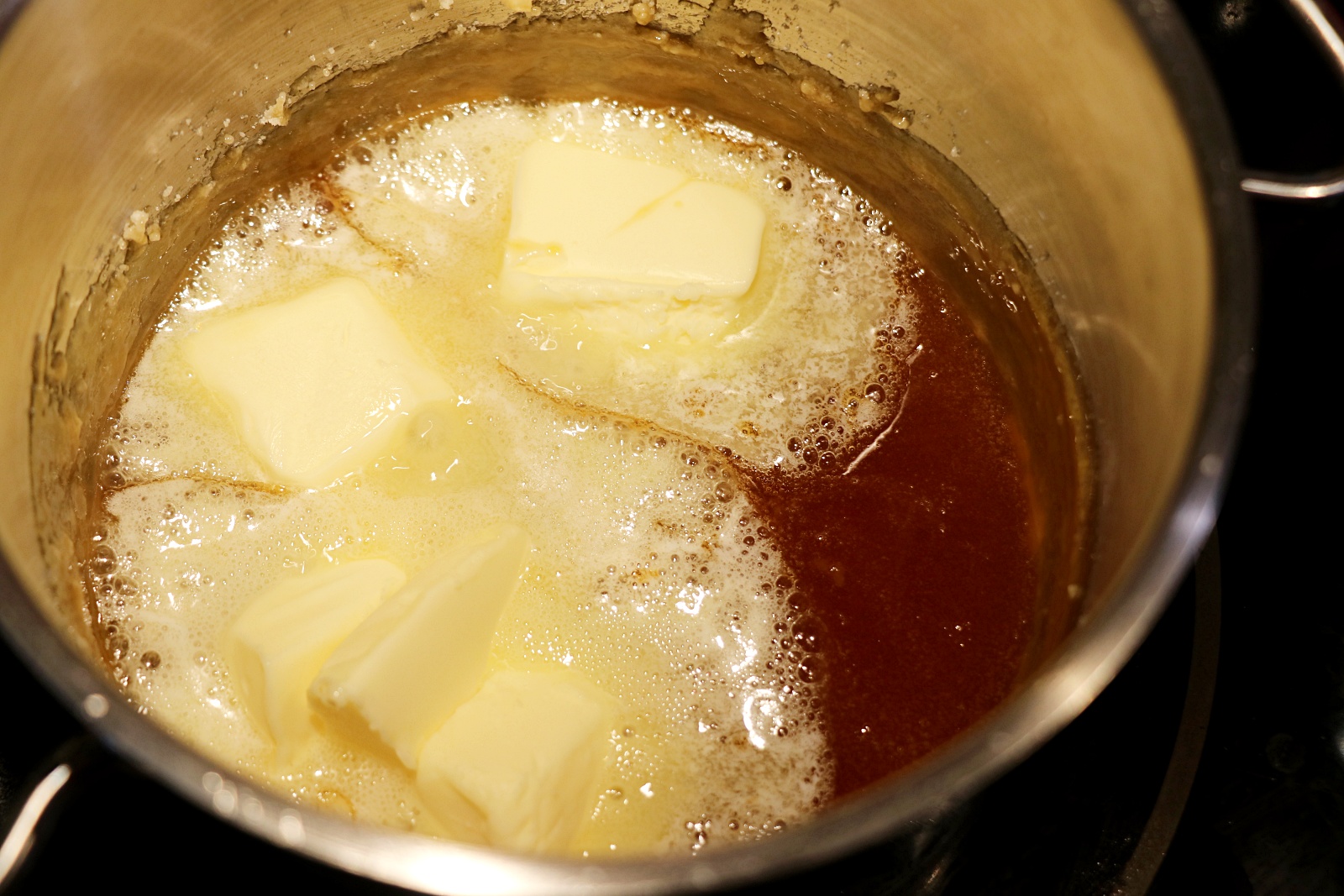 Přidání másla do karamelu