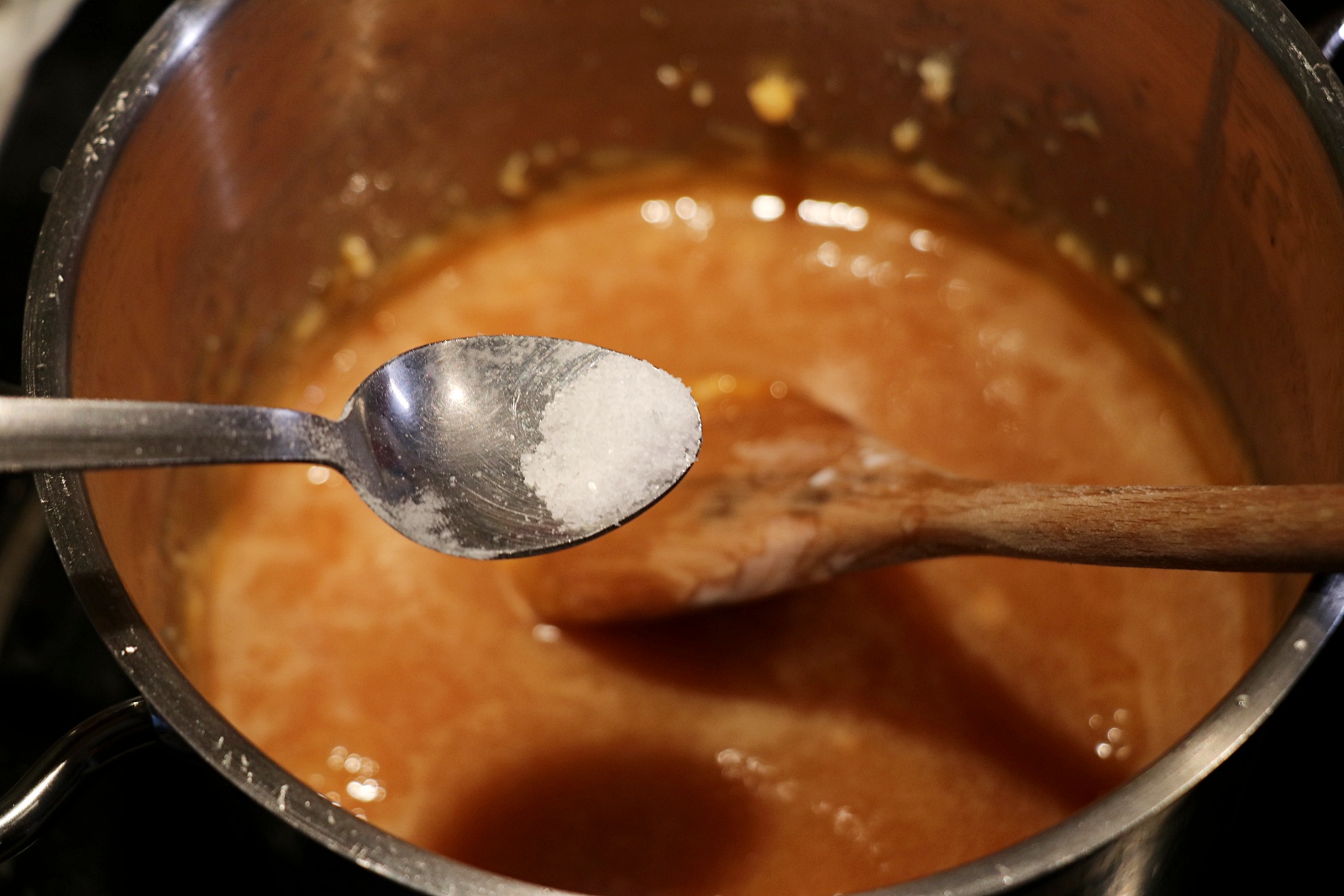 Přidání soli do karamelu
