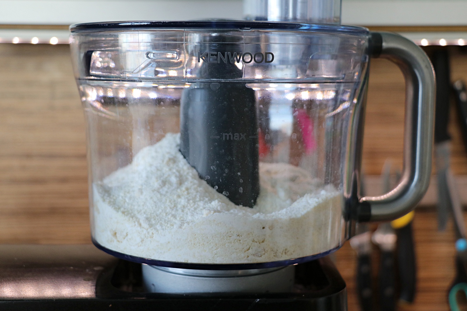 Mandlová mouka s moučkovým cukrem v mixéru