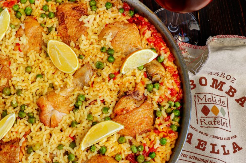 Paella s kuřecím masem a chorizem