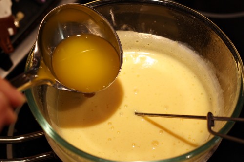 Pomalé přilévání másla do omáčky