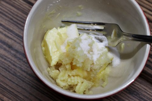 Máslo s česnekem a solí