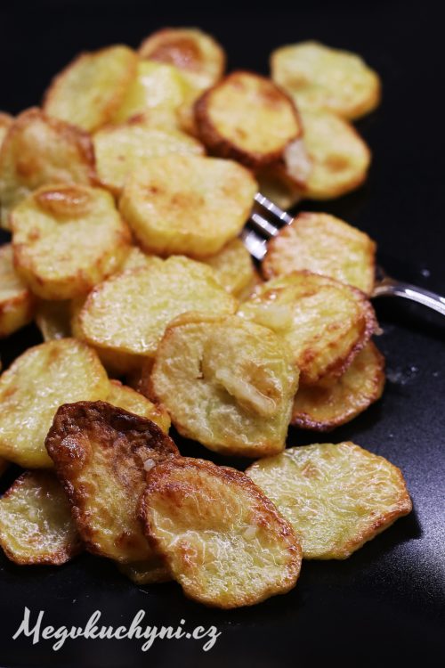 Pečené bramborové plátky s česnekovým máslem