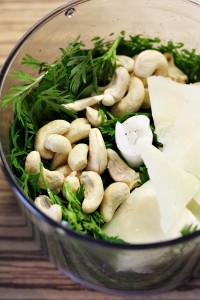 Mrkvová nať, kešu ořechy a sýr Pecorino