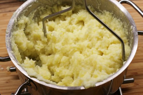 Mačkání brambor s mlékem a máslem