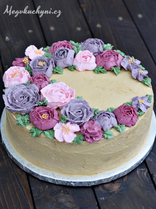 Piškotový dort s karamelovým krémem a máslovými růžemi