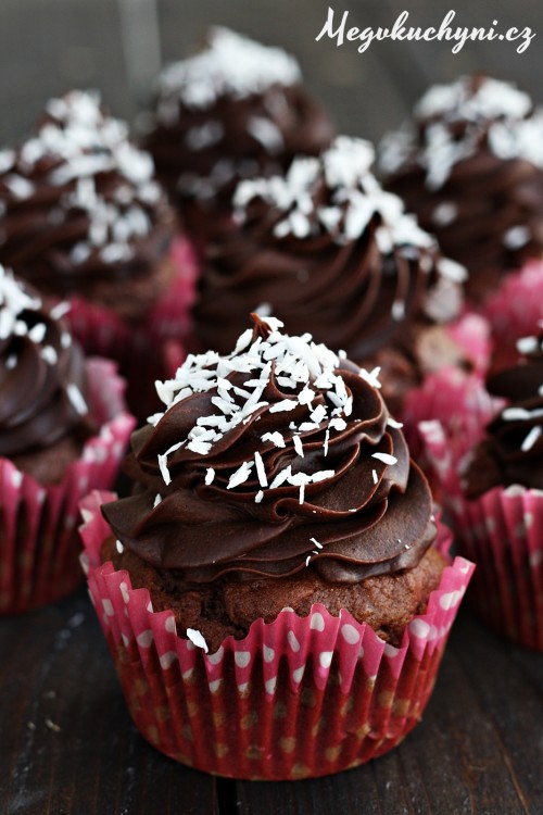 Kakaovo-jablkové cupcakes s čokoládovou ganache