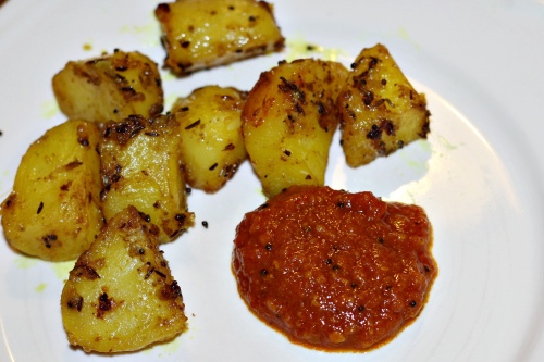 Kořeněné brambory s indickým kečupem