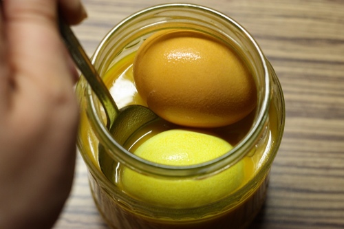 Kurkuma - barvení vajíček