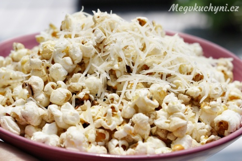 Máslovo-sýrový popcorn