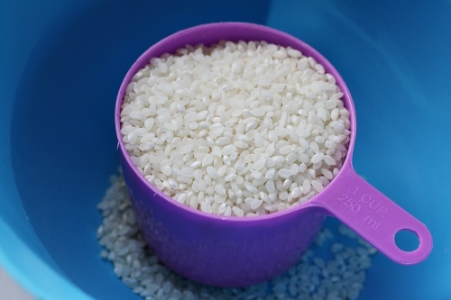 Odměřený hrnek rýže