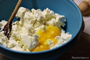 Tvaroh se žloutky, cukrem a citronovou kůrou
