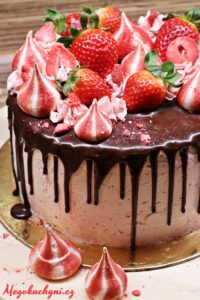 Čokoládovo-jahodový drip cake (stékaný dort)