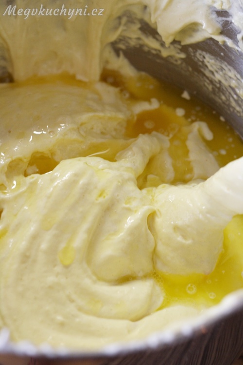 Přidání másla do těsta